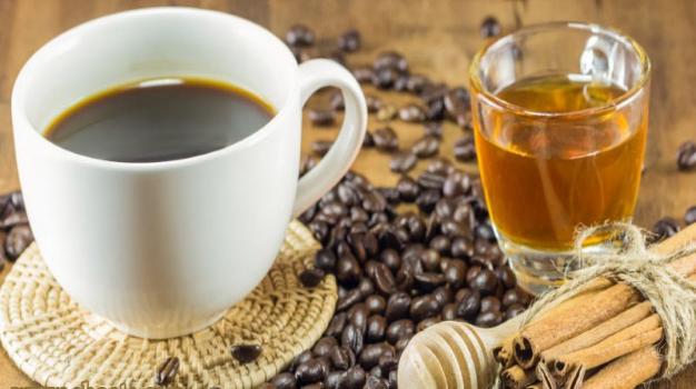  قهوه خود را با عسل میل کنید